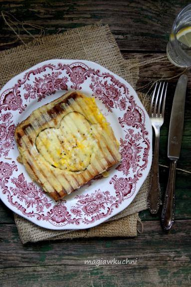Zdjęcie - Walentynkowe tosty na śniadanie - Przepisy kulinarne ze zdjęciami