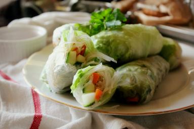 Zdjęcie - Spring rolls z kurczakiem i chrupiącymi warzywami na ostro - Przepisy kulinarne ze zdjęciami