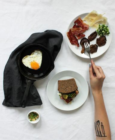 Zdjęcie - Śniadanie do łóżka #211: Kanapka z karmelizowanymi boczniakami, chrupiącym boczkiem i jajkiem sadzonym - Przepisy kulinarne ze zdjęciami