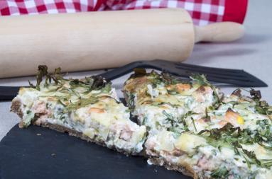 Zdjęcie - Quiche z łososiem, szpinakiem i kozim serem - Przepisy kulinarne ze zdjęciami