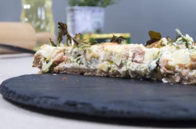 Zdjęcie - Quiche z łososiem, szpinakiem i kozim serem - Przepisy kulinarne ze zdjęciami