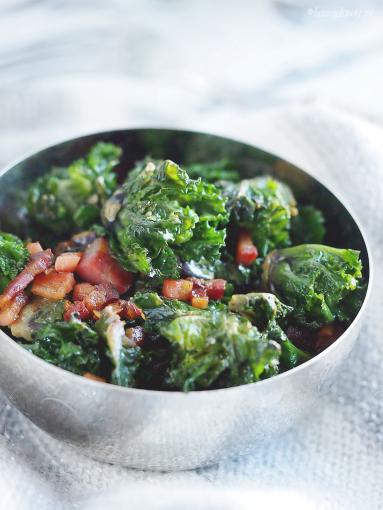Zdjęcie - Jarmuż z boczkiem i czosnkiem / Bacon and garlic kale - Przepisy kulinarne ze zdjęciami