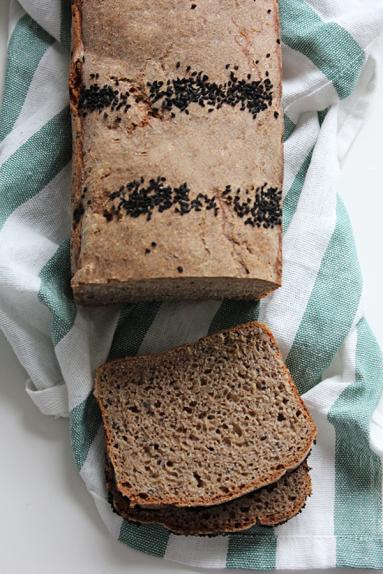 Zdjęcie - Pełnoziarnisty chleb z czarnuszką na zakwasie - Przepisy kulinarne ze zdjęciami