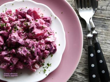 Zdjęcie - Różowa sałatka śledziowa - Przepisy kulinarne ze zdjęciami