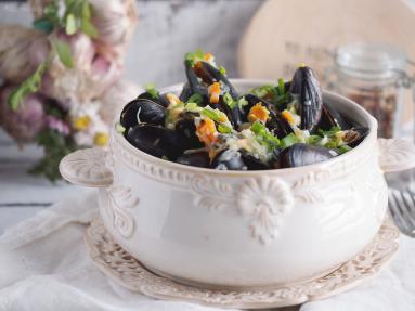 Zdjęcie - Mule w śmietankowym sosie czosnkowym / Mussels with creamy garlic sauce - Przepisy kulinarne ze zdjęciami