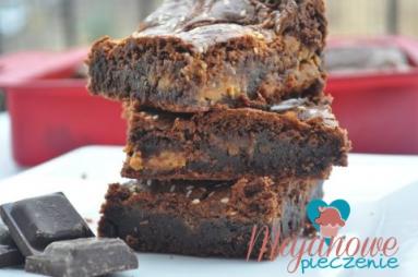 Zdjęcie - Brownie z masłem orzechowym i sezamem - Przepisy kulinarne ze zdjęciami