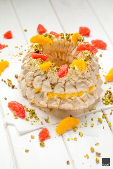 Zdjęcie - Bezowa korona z kremem pomarańczowym i pistacjami // wieniec bezowy - Przepisy kulinarne ze zdjęciami
