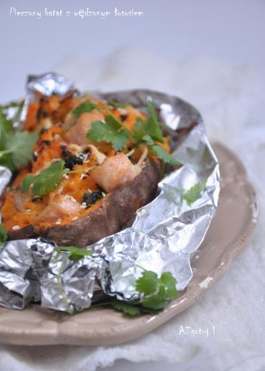 Zdjęcie - Bataty z wędzonym łososiem z pieca - Przepisy kulinarne ze zdjęciami