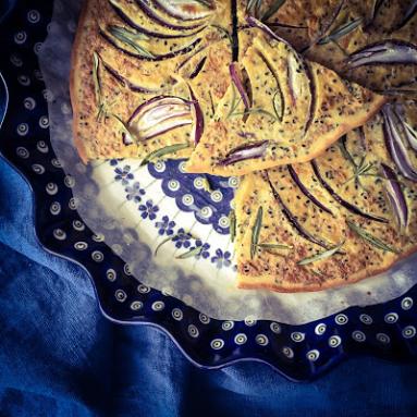 Zdjęcie - Bezglutenowy placek z ciecierzycy (socca, farinata, cecina) - Przepisy kulinarne ze zdjęciami