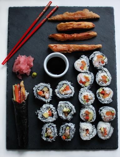 Zdjęcie - Sushi (futomaki i temaki) z krewetkami i batatami w piwnej tempurze - Przepisy kulinarne ze zdjęciami
