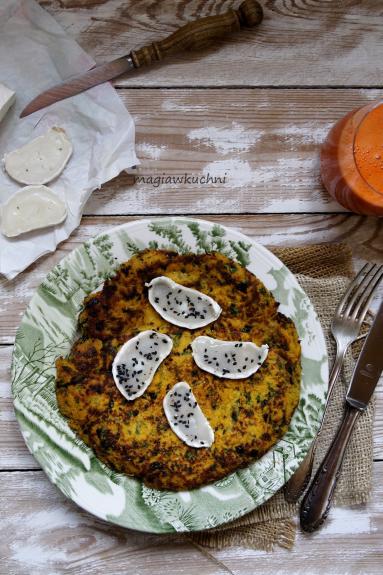 Zdjęcie - Omlet marchewkowy z ziołami i kozim serem - Przepisy kulinarne ze zdjęciami