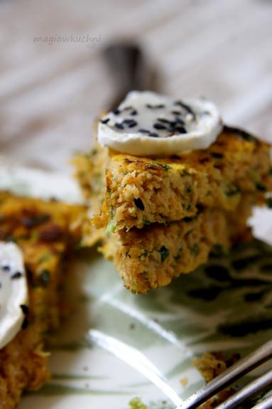 Zdjęcie - Omlet marchewkowy z ziołami i kozim serem - Przepisy kulinarne ze zdjęciami