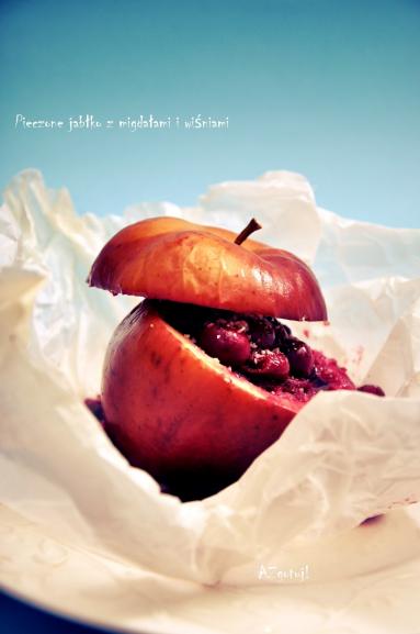 Zdjęcie - Jabłko pieczone z wiśniami i migdałami - Przepisy kulinarne ze zdjęciami