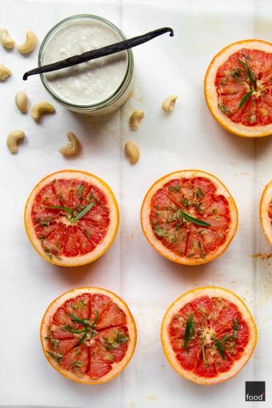 Zdjęcie - Pieczone grejpfruty aromatyzowane rozmarynem i wodą różaną podawane z waniliowym kremem z nerkowców - Przepisy kulinarne ze zdjęciami