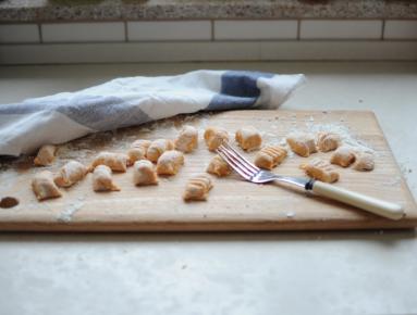 Zdjęcie - Gnocchi z serem pleśniowym i karmelizowanym porem - Przepisy kulinarne ze zdjęciami
