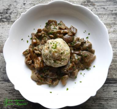 Zdjęcie - Semmelknödel i sos z mrożonych grzybów leśnych - Przepisy kulinarne ze zdjęciami