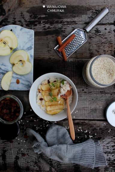 Zdjęcie - Ryż na mleku z karmelizowanymi jabłkami, rodzynkami i cynamonem - Przepisy kulinarne ze zdjęciami