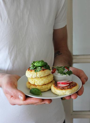 Zdjęcie - Śniadanie do łóżka #214: Serniczki z patelni z wiosennym jogurtem - Przepisy kulinarne ze zdjęciami