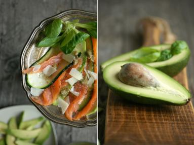 Zdjęcie - Przystawka z łososia, marynowanej cukinii i avocado - Przepisy kulinarne ze zdjęciami