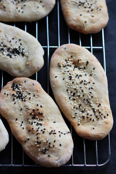 Zdjęcie - Sezamowe chlebki naan - Przepisy kulinarne ze zdjęciami