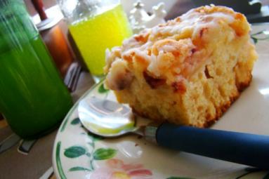 Zdjęcie - Placek jabłkowy z wiśniami z kompotu - Przepisy kulinarne ze zdjęciami