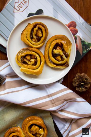 Zdjęcie - Cynamonowe ślimaczki z jabłkiem, rodzynkami i solonym karmelem - Przepisy kulinarne ze zdjęciami