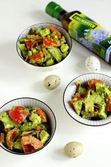 Zdjęcie - Sałatka z awokado i pesto pietruszkowym - Przepisy kulinarne ze zdjęciami