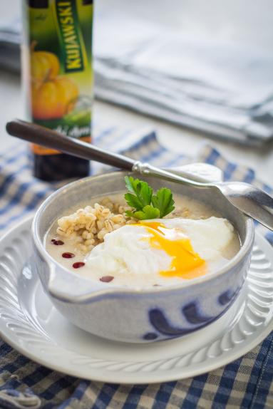Zdjęcie - Żurek z pęczakiem i jajkiem w koszulce - Przepisy kulinarne ze zdjęciami