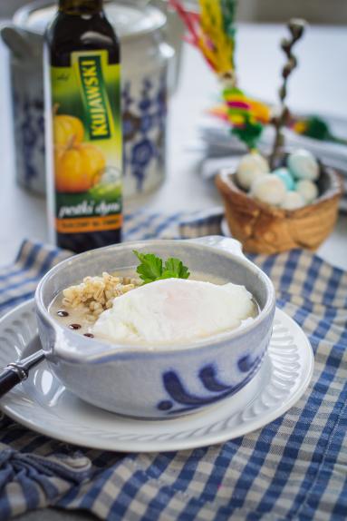Zdjęcie - Żurek z pęczakiem i jajkiem w koszulce - Przepisy kulinarne ze zdjęciami