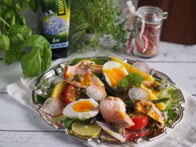 Zdjęcie - Sałatka nicejska z łososiem - Przepisy kulinarne ze zdjęciami