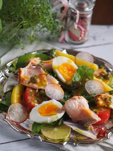 Zdjęcie - Sałatka nicejska z łososiem - Przepisy kulinarne ze zdjęciami