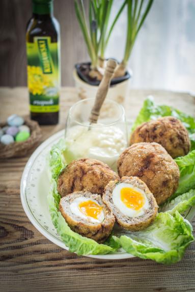 Zdjęcie - Jajka po szkocku na zielonej sałacie z domowym majonezem - Przepisy kulinarne ze zdjęciami