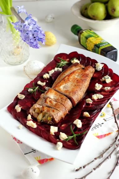 Zdjęcie - Polędwiczka faszerowana gruszką na carpaccio z pieczonych buraków - Przepisy kulinarne ze zdjęciami