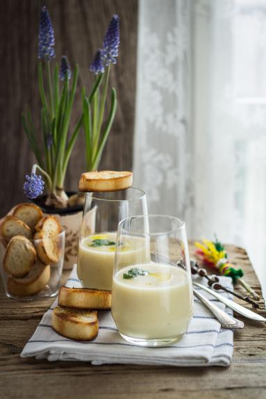 Zdjęcie - Kremowa zupa chrzanowa z grzankami - Przepisy kulinarne ze zdjęciami