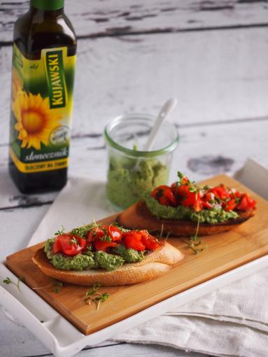 Zdjęcie - Bruschetta z pesto słonecznikowym i pomidorkami - Przepisy kulinarne ze zdjęciami