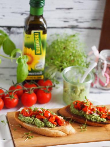 Zdjęcie - Bruschetta z pesto słonecznikowym i pomidorkami - Przepisy kulinarne ze zdjęciami