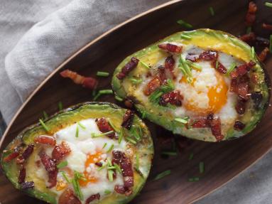 Zdjęcie - Jajka z boczkiem zapiekane w awokado - Przepisy kulinarne ze zdjęciami