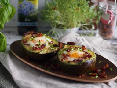 Zdjęcie - Jajka z boczkiem zapiekane w awokado - Przepisy kulinarne ze zdjęciami
