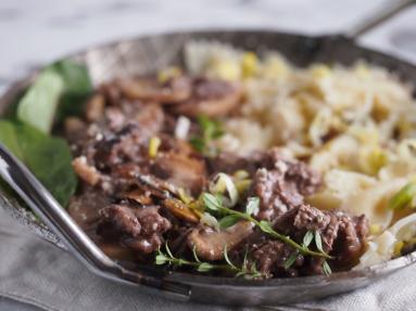 Zdjęcie - Stroganoff z kaczki z grzybami - Przepisy kulinarne ze zdjęciami