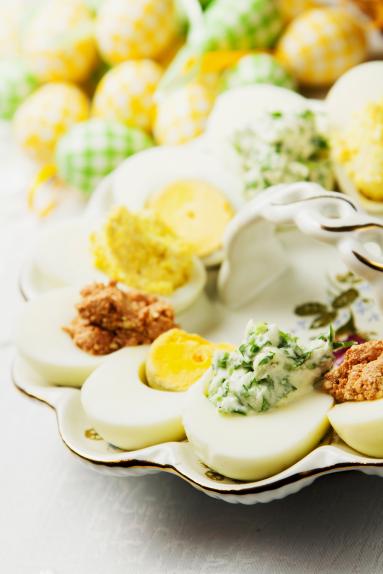 Zdjęcie - Jajka z trójkolorowym nadzieniem - Przepisy kulinarne ze zdjęciami