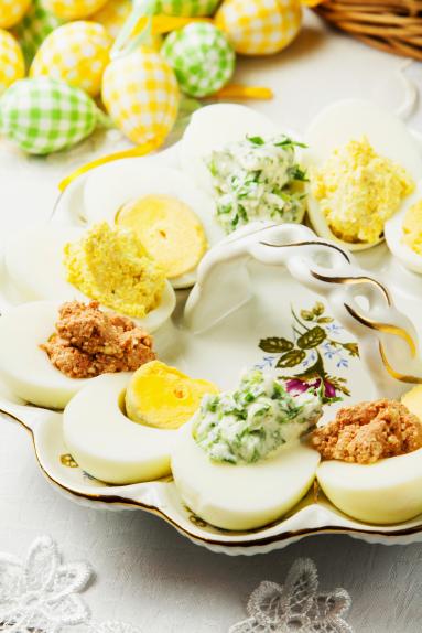 Zdjęcie - Jajka z trójkolorowym nadzieniem - Przepisy kulinarne ze zdjęciami