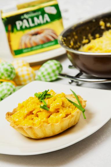 Zdjęcie - Kruche babeczki z jajecznicą w posypce ze szczypiorku - Przepisy kulinarne ze zdjęciami