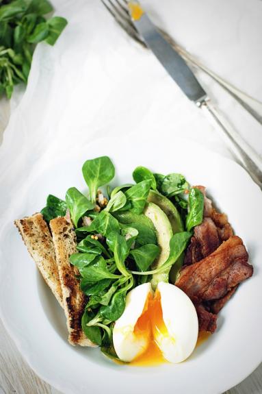 Zdjęcie - Sałata z grzanką, boczkiem, jajkiem, awokado i roszponką - Przepisy kulinarne ze zdjęciami