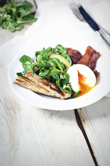 Zdjęcie - Sałata z grzanką, boczkiem, jajkiem, awokado i roszponką - Przepisy kulinarne ze zdjęciami