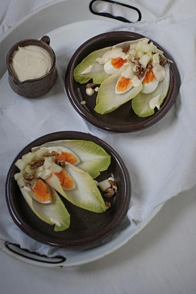 Zdjęcie - Surówka z cykorii, jajka i kwaśnego jabłka - Przepisy kulinarne ze zdjęciami