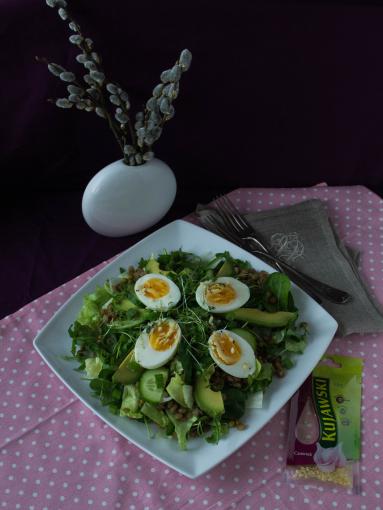Zdjęcie - Zielona sałatka z jajkiem i soczewicą - Przepisy kulinarne ze zdjęciami