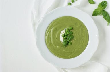 Zdjęcie - Zielona zupa z ziemniaków, groszku i bazylii - Przepisy kulinarne ze zdjęciami