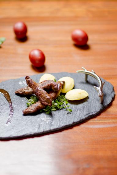 Zdjęcie - Polędwiczki z sarny z żurawiną - Przepisy kulinarne ze zdjęciami