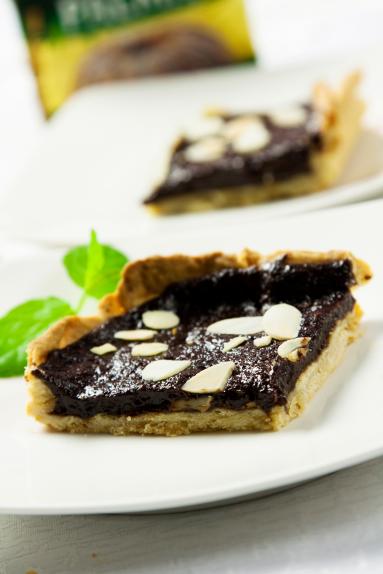 Zdjęcie - Mazurek z suszonych śliwek z czekoladą w posypce z płatków migdałowych - Przepisy kulinarne ze zdjęciami