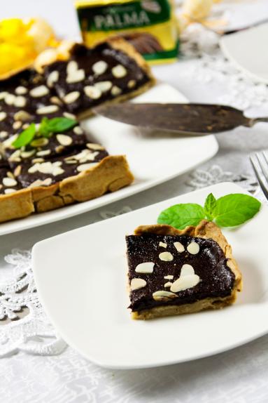 Zdjęcie - Mazurek z suszonych śliwek z czekoladą w posypce z płatków migdałowych - Przepisy kulinarne ze zdjęciami